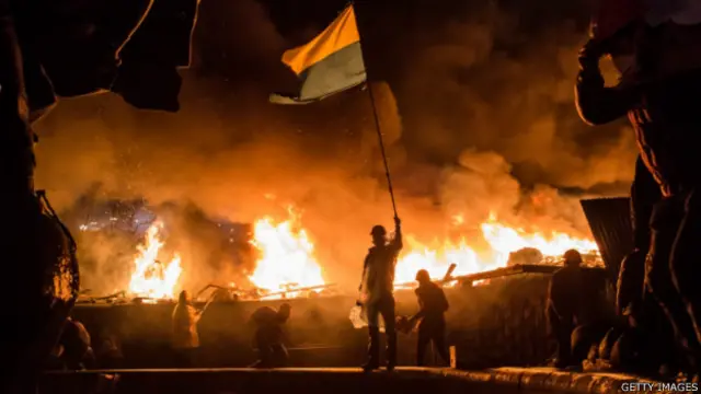 د امريکا د بهرنيو چارو وزارت لا دمخه د اوکرايين د حکومت پر شلو غړو د ويزې بنديز لگولى، خو دچا نوم لا نه دى ښودل شوى.