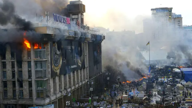 ساختمان سندیکاری کارگری اوکراین در حال سوختن. پلیس چند طبقه از این ساختمان را که پایگاه معترضان است، تصرف کرده