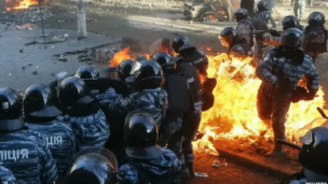 Hàng nghìn cảnh sát chống bạo động được triển khai để trấn áp người biểu tình