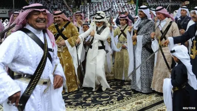 ارتدى ولي العهد البريطاني، الأمير تشارلز، الجلباب السعودي وحمل سيفا خلال مشاركته في مهرجان ثقافي في المملكة العربية السعودية.