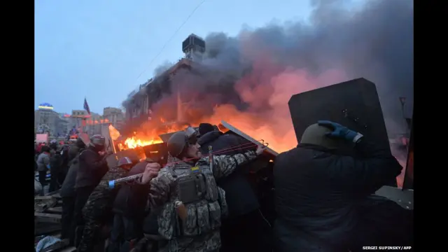 Демонстрант обстреливает милиционеров из рогатки