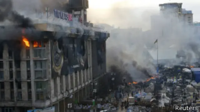 ट्रेड यूनियन की इमारत को भी आग लगा दिया गया.