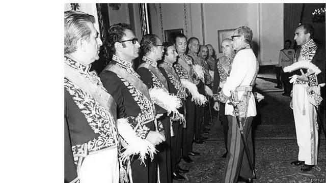 اسدالله علم در کنار شاه موقع معرفی کابینه جدید امیرعباس هویدا