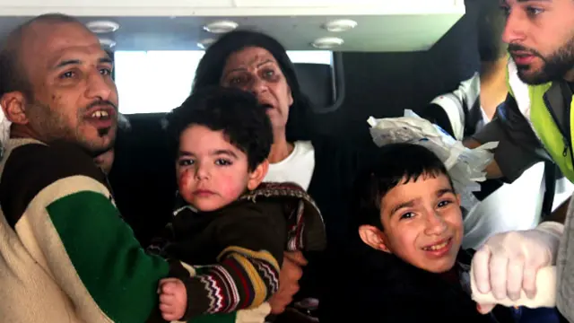 کودکان یک پرورشگاه که نزدیک محل انفجار قرار دارد، به بیمارستان منتقل میشوند