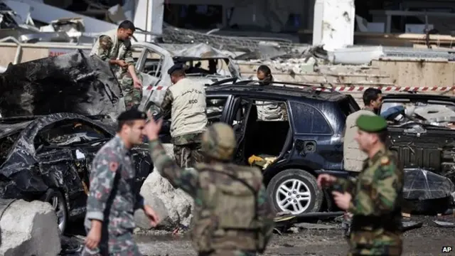 عدد من السيارات دمر في الهجوم، وإحداها انقلبت رأسا على عقب.