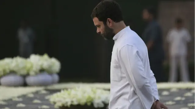 राजीव गांधी की समाधि पर राहुल गांधी