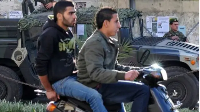 أصبح صمود لبنان صعبا في مقاومة الإنزلاق إلى الفوضى.