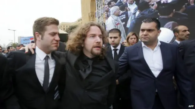 يؤمن روني (وسط) بمدينة تضم الجميع بمختلف العقائد، لكن نظرته تغيرت بعد اغتيال والده.