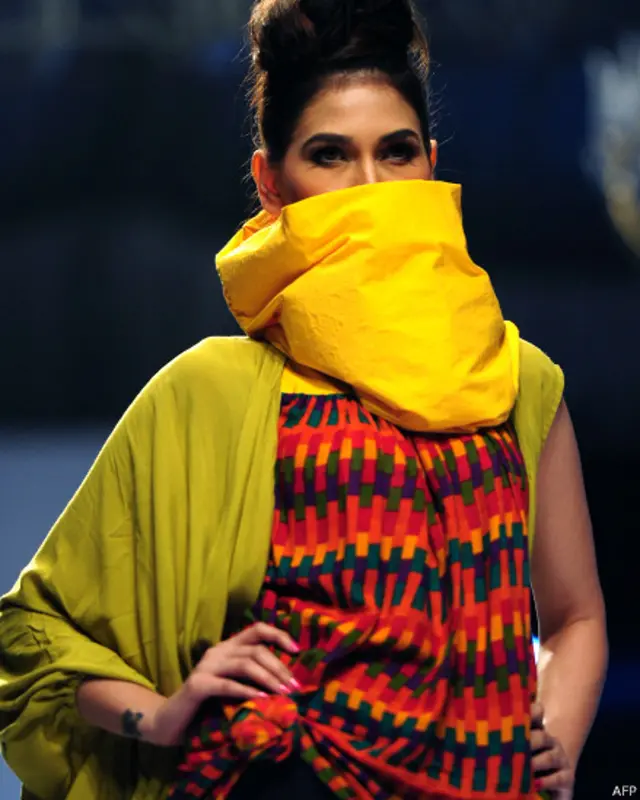 اس فیشن ویک میں مشہور ڈیزائنر نینا لوٹیا نے بھی اپنے ملبوسات کی نمائش کی۔