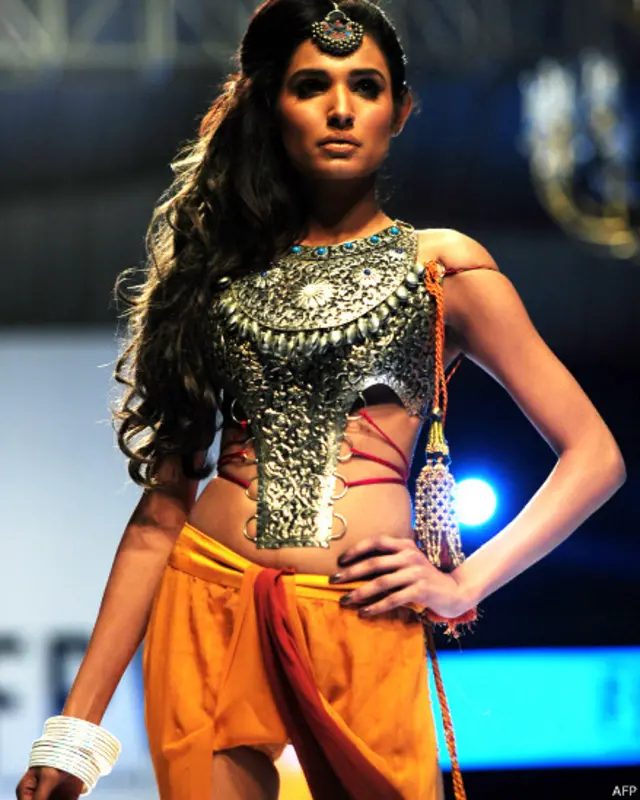 ایشین انسٹیٹیوٹ آف فیشن ڈیزائن کا لباس زیب تن کیے ہوئے ماڈل کیٹ واک پر۔