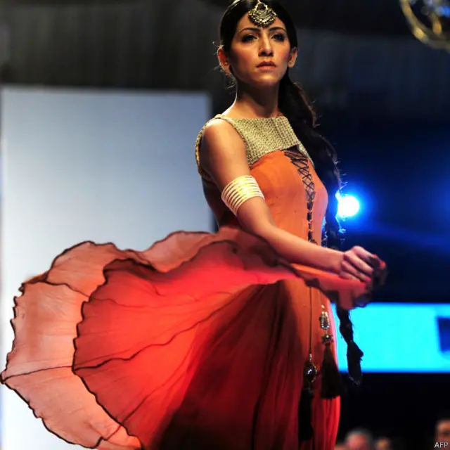 ایشین انسٹیٹیوٹ آف فیشن ڈیزائن کا لباس زیب تن کیے ہوئے ماڈل کیٹ واک پر۔