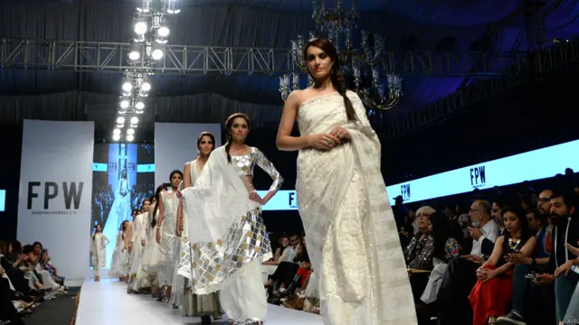 اس فیشن ویک میں پاکستان کے نامی گرامی فیشن ڈیزائنر اپنے ملبوسات پیش کر رہے ہیں۔ اس تصویر ماڈلز ڈیزائنر ندا کے ملبوسات کی نمائش کر رہی ہیں۔ 