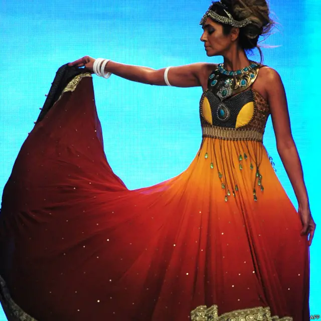 پاکستان کے صوبہ سندھ کے شہر کراچی میں پاکستان فیشن کونسل کے زیر انتظام فیشن ویک کا آغاز ہوا۔ اس تصویر میں ماڈل ڈیزائنر ایبل ایمانوئل کے ملبوسات کی نمائش کر رہی ہے۔