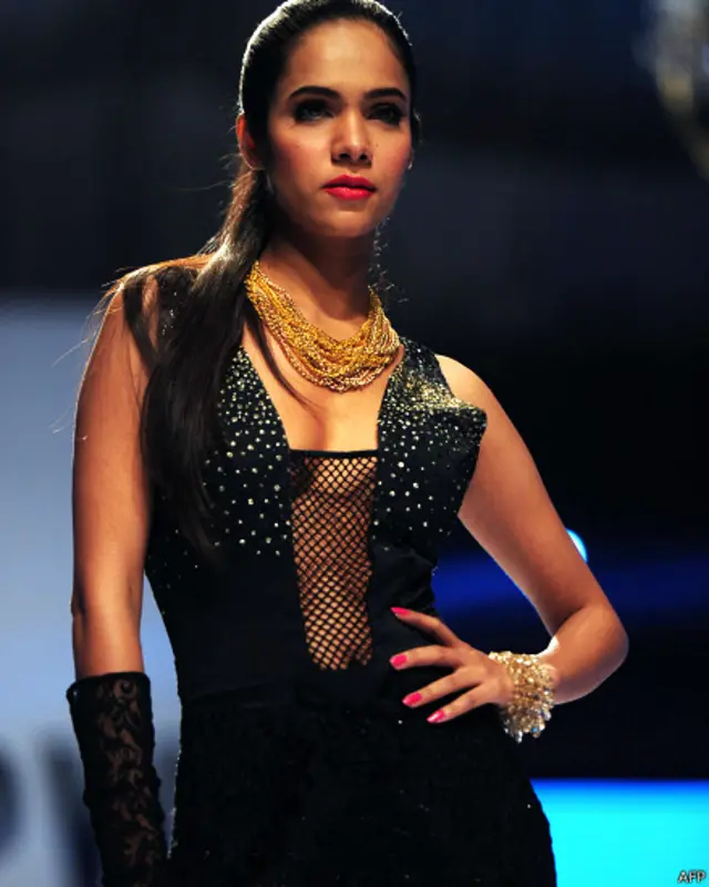 ایشین انسٹیٹیوٹ آف فیشن ڈیزائن کا لباس زیب تن کیے ہوئے ماڈل کیٹ واک پر۔