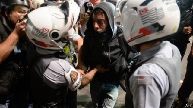 PM detém manifestante durante protesto em SP | Crédito: AFP