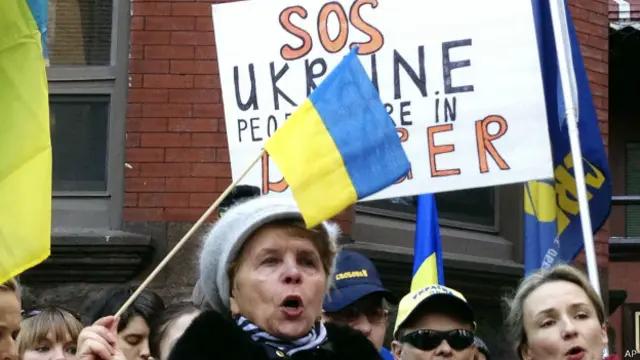 Ucranianos em Chicago (EUA) protestam contra a violência em seu país (AP)