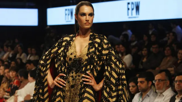 पाकिस्तान में यह फ़ैशन वीक के दौरान मॉडल्स डिज़ाइनर शेहला के कपड़ों में रैंप पर कैटवॉक करते हुए.