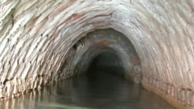 کارېزونه د سیمې د جغرافیوي جوړښت پربنسټ‌ جوړېږي، چې وګړي‌ ترې د وېش او د ځمکې د کموالي او زیاتوالي پر اساس ګټه اخلي