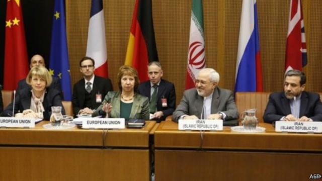 إيران والدول الكبرى وقعت اتفاقا مؤقتا في جنيف بشأن برنامج إيران النووي، ما مهد لمفاوضات بشأن اتفاق نهائي.