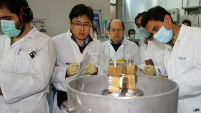 ألزمت الاتفاقية التي تم التوصل إليها في نوفمبر/تشرين الثاني الماضي إيران بوقف إنتاج اليورانيوم المخصب مقابل رفع جزئي للعقوبات.