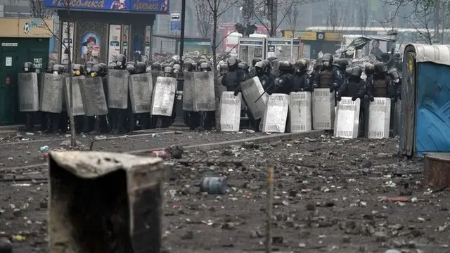 شوهدت سياراتان مدرعتان تتجهان صوب ميدان الاستقلال وسط كييف