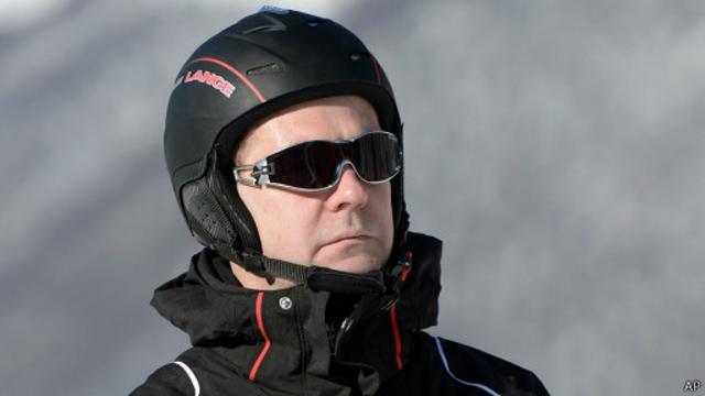 Дмитрий Медведев готовится съехать на лыжах с горы