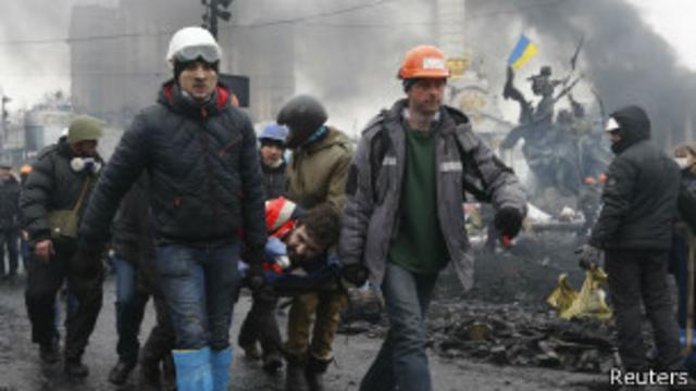 Киев: протестующие несут на носилках раненого соратника