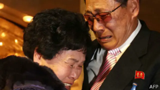 တောင်ကိုရီးယားက ၈၈ နှစ်အရွယ် အစ်မတစ်ယောက်နဲ့ မြောက်ကိုရီးယားက ၇၂ နှစ်အရွယ် မောင်တစ်ယောက် ပြန်လည်ဆုံတွေ့ပွဲမှာ တွေ့ရစဉ်။