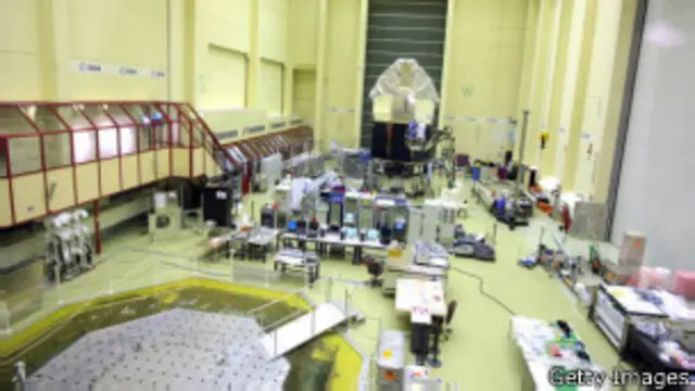 نمایی از سالن مونتاژ تلسکوپ قبلی سازمان فضایی اروپا، هرشل