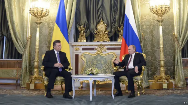Viktor Yanukovych, ex-presidente da Ucrânia, com o presidente da Rússia, Vladimir Putin (AP)