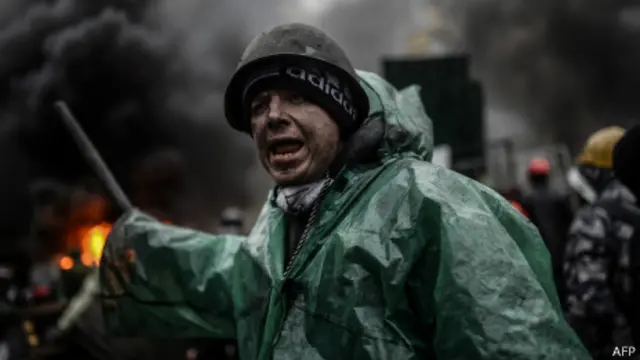 Đạn thật, bom xăng và vòi rồng đã được sử dụng trong cuộc đụng độ sáng hôm 20/2