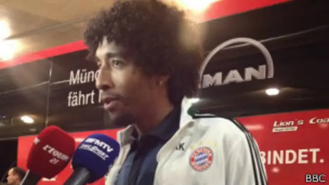 Dante fala com jornalistas após vitória do Bayern no Emirates / Crédito da foto: BBC