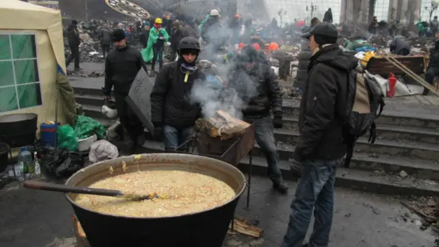 Котел с кашей на Майдане
