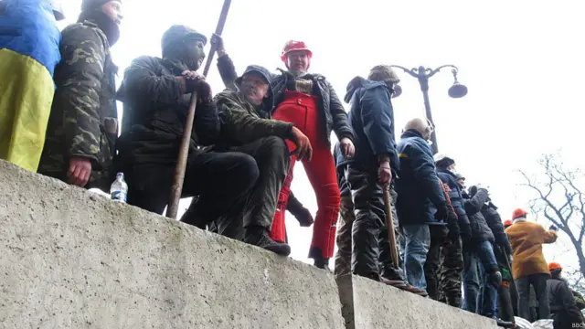 Люди на баррикаде