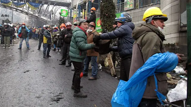 Демонстранты, собирающие камни