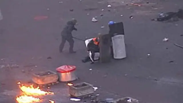 Manifestantes avançavam pelo centropoker online dinheiroKiev com escudos improvisados (BBC)