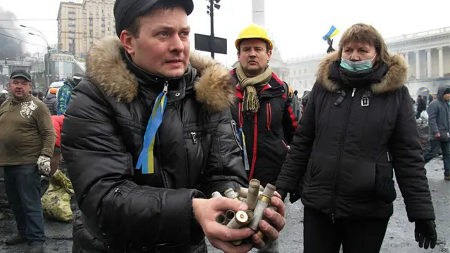 Демонстрант, показывающий гильзы