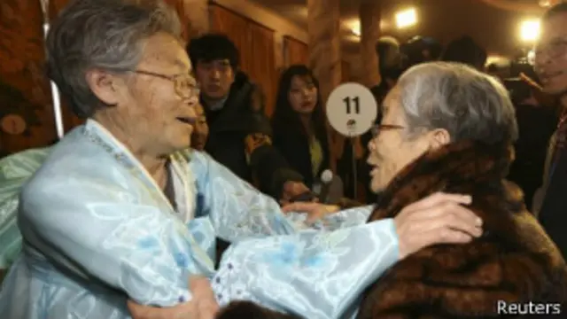 التقى مئات الكوريين بأقاربهم وذويهم للمرة الأولى منذ عقود، في إطار اتفاق لم شمل الأسر التي فرقتها الحرب الكورية.