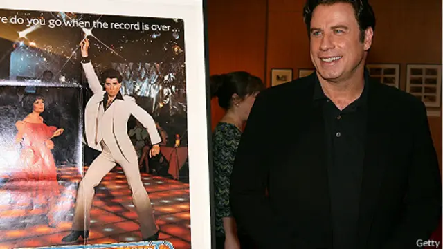 John Travolta con poster de Saturday Night Fever