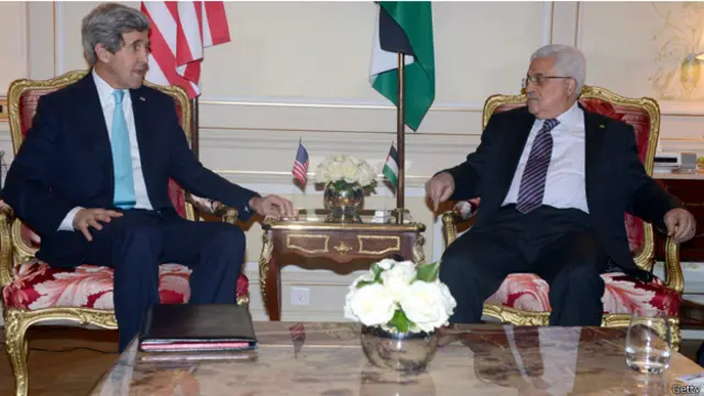 اجتمع كيري بمحمود عباس في باريس