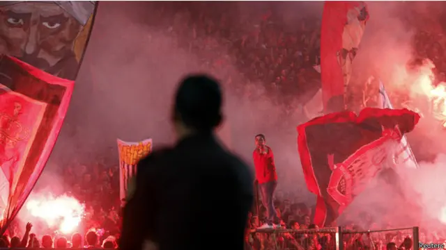 اشتبك عدد من جماهير الاهلي مع رجال الامن عقب انتهاء اللقاء لصالح الفريق المصري بثلاثة اهداف لهدفين