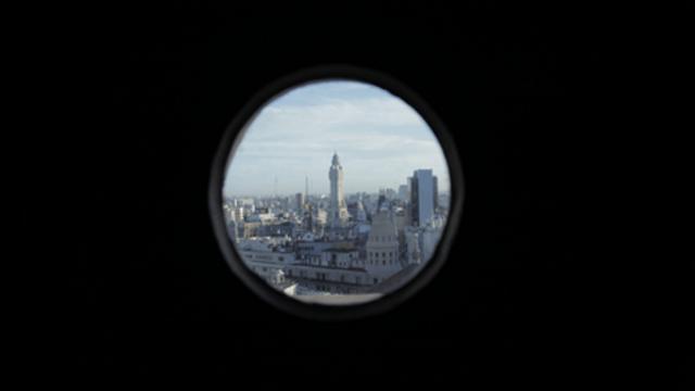 Vista panorámica de Buenos Aires a través de una ventana ojo de buey,.