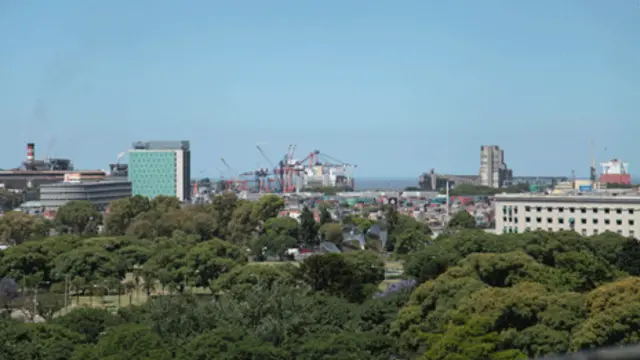 Vista panorámica de los Bosques de Palermo y el puerto de Buenos Aires