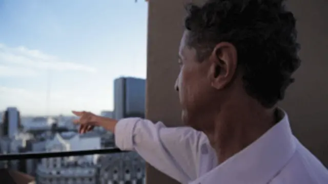 El coordinador del programa Miradores de Buenos Aires señalando las cúpulas