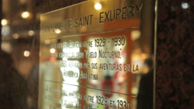 Placa homenaje al Saint-Exupéry en la Galería Güemes.