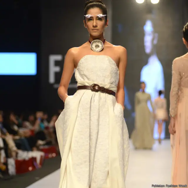 ایک اور ماڈل ڈیزائنر فہد حسین کا لباس زیب تن کیے کیٹ واک کرتی ہوئی۔