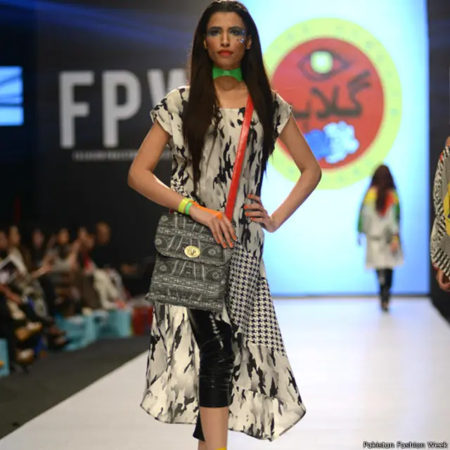 ڈیزائنر گلابو نے بھی اپنے ملبوسات کی نمائش کی۔ 