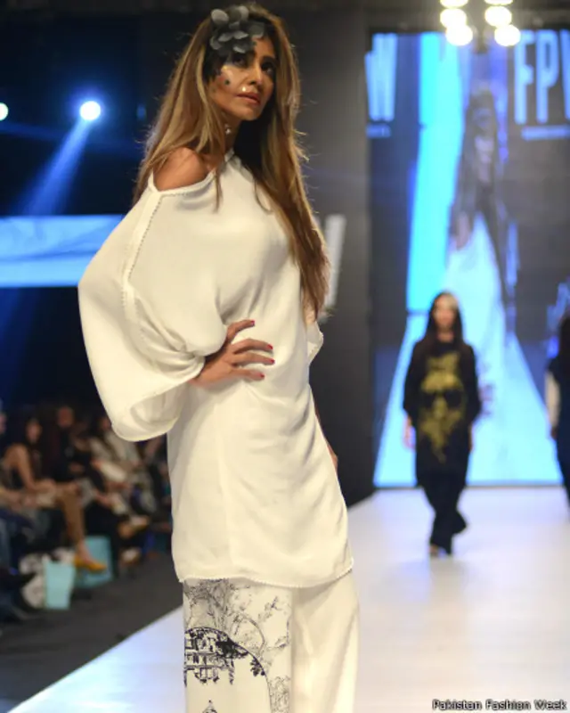 ایک اور ماڈل گلابو کا لباس پہنے ہوئے۔ 