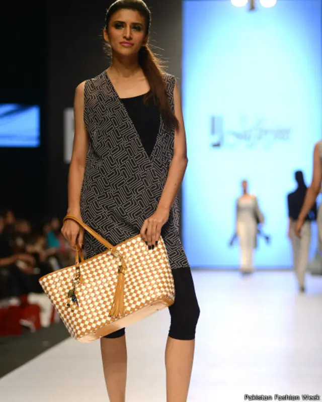 جعفر جیز نے بھی بیگ کی نمائش کی۔ 