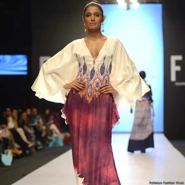 مشہور ڈیزائنر شماعیل نے بھی پروقار ملبسات کی نمائش کی۔ 